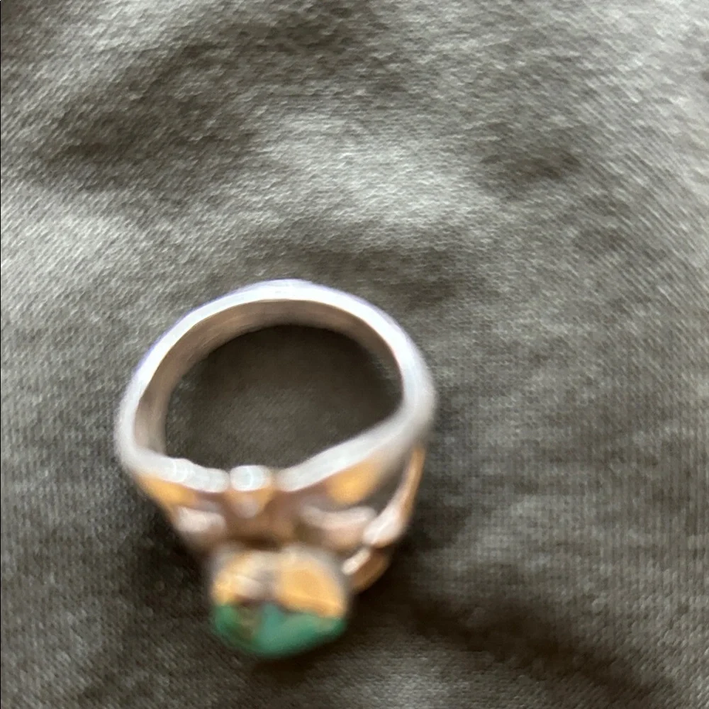 Elegant Silver and Turquoise Ring - Picture 3 of 7